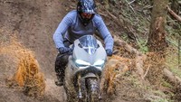 Yang paling santer terlihat adalah pada bagian kaki-kaki motor. Suspensi dari Ohlins tetap sama, hanya mengganti pelek Marchesini berbahan aluminium dengan bobot yang lebih ringan dari standar bawaan pabrik. Foto: 2banh.vn
