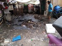 Banjir Baru Surut, Sampah Sesaki Permukiman di Teluk Gong