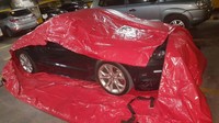 Dengan tas pembungkus ini, mobil tak akan kemasukan air. Foto: Flood Guard Car Bag