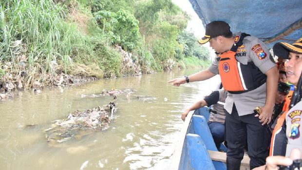 Naik Perahu, Kapolres Pasuruan Kota Sisir Sungai Welang Antisipasi Banjir