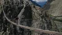 Swiss memang terkenal dengan pemandangan alamnya yang asri. Namun negara ini juga memiliki jembatan yang dianggap mengerikan. Jembatan ini terbentang sepanjang 170 meter di atas ketinggian 100 meter. Istimewa/Dok. List25.