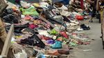 Sampah Sisa Banjir Menumpuk di Pinggir Jalanan Bekasi