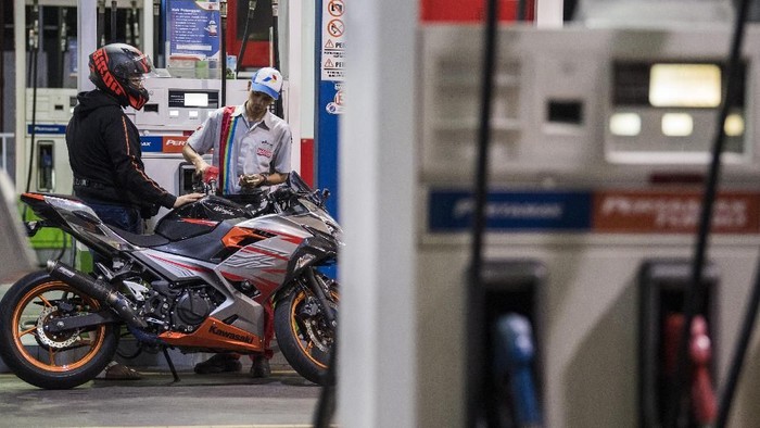 PT Pertamina (Persero) menurunkan harga BBM. Penurunan ini berlaku mulai Minggu 5 Januari 2020 pukul 00.00 waktu setempat.