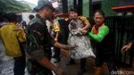 Warga dan Petugas Gabungan Gotong Royong Bersihkan Sisa Banjir