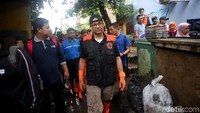 Pantauan detikcom, Anies tiba di lapangan Masjid Jami Al-Anshor, Kecamatan Makassar, Jakarta Timur, Minggu (5/1/2020).