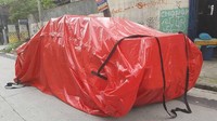 Namanya adalah Flood Guard Car Bag. Tas pembungkus mobil ini bukan tas biasa. Pembungkus mobil ini tahan air dan kedap air. Foto: Flood Guard Car Bag