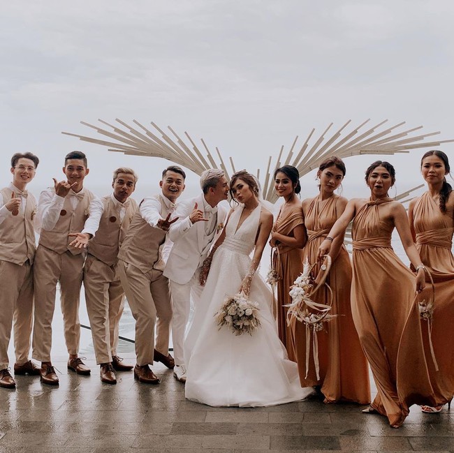 Kim Kurniawan dan Elisa menggunakan jasa wedding organizer Legacy untuk menggelar pernikahan mereka. Pasangan Kim dan Elisa diketahui telah pacaran selama empat tahun sebelum akhirnya naik pelaminan. Foto: dok. Instagram @bridetsory