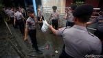 Warga dan Petugas Gabungan Gotong Royong Bersihkan Sisa Banjir