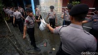 Anies menyerukan kerja bakti serempak di seluruh wilayah RW.