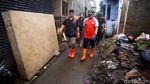 Anies Bersih-bersih Sampah Sisa Banjir Bareng Warga Jaktim