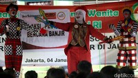 Kedatangan para badut tersebut untuk menghibur anak-anak di lokasi pengungsian tersebut.