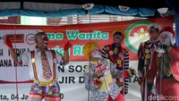 Para badut menampilkan atraksi di hadapan anak-anak di pengungsian korban banjir di Komplek IKPN, Bintaro, Jakarta.