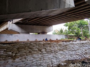 Antisipasi Jebol, Pemprov DKI Perbaiki 3 Tanggul Retak Pascabanjir