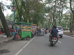 PKL Serobot Badan Jalan di Depan Kampus USU Medan