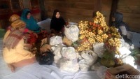 Buah-buahan tersebut dikumpulkan dalam ruangan, dan diatur oleh kaum wanita. Sejumlah buah juga terlihat digantung pada tiang rumah Tomakaka. (Abdy Febriady/detikcom)
