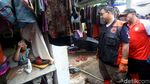 Anies Bersih-bersih Sampah Sisa Banjir Bareng Warga Jaktim