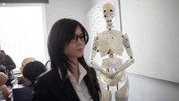 Inilah perbandingan ketika boneka itu telah jadi dan masih dalam bentuk kerangka. Istimewa/Dok. 9gag.com.