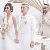 Dekorasi kayu dan serba putih menjadi pilihan Kim Kurniawan dan Elisa untuk pernikahan mereka. Pasangan pemain bola dan selebgram itu pun berpose bahagia bersama keluarga. Tampak kakak Kim, Jennifer Bachdim tersenyum bahagia bersama suaminya Irfan Bachdim dan kedua anak mereka usai adiknya resmi menikah. Foto: dok. Instagram @bridetsory