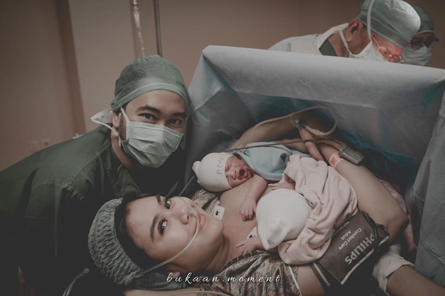 Syahnaz dan Jeje pun sempat berfoto dengan salah satu anak kembarnya setelah dilahirkan. Foto: Instagram @syahnazs