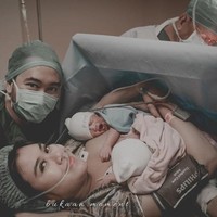Syahnaz dan Jeje pun sempat berfoto dengan salah satu anak kembarnya setelah dilahirkan. Foto: Instagram @syahnazs