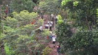 Diketahui ribuan warga Sukajaya, Bogor, terisolir akibat longsor dan banjir bandang yang memutus akses sehingga mempersulit pengiriman bantuan dan proses evakuasi.