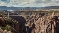 Di Amerika terdapat jembatan Royal Gorge yang merupakan jemabatan tertinggi di negara tersebut. dengan ketinggian 365 meter. Jembatan ini melintas di atas jurang dengan aliran sungai. Istimewa/Dok. List25.