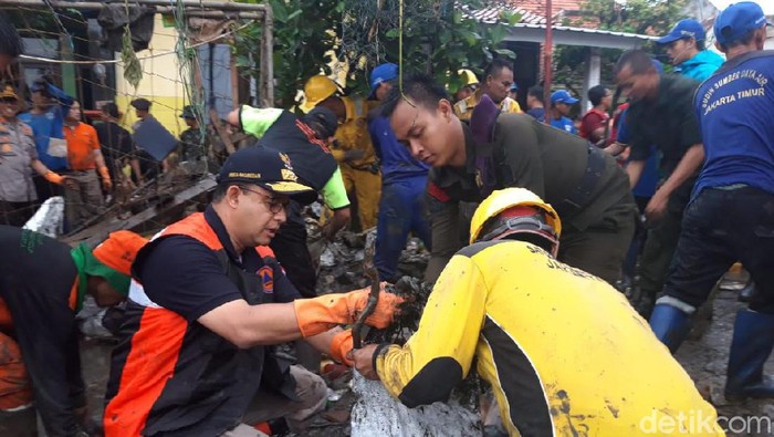 Anies Baswedan ikut kerja bakti usai banjir di Jakarta Timur (Foto: Rahel Narda/detikcom)