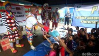 Selain menampilkan beragam atraksi para badut tersebut juga turut memberikan hadiah kepada anak-anak korban banjir di pengungsian tersebut.