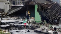 Warga keluar dari Kampung Muhara yang terisolir akibat jembatan putus, di Kecamatan Lebak Gedong, di Lebak, Banten, Minggu (5/1/2020). Antara Foto/Weli Ayu Rejeki.