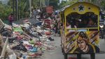 Sampah Sisa Banjir Menumpuk di Pinggir Jalanan Bekasi