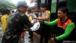 Warga dan Petugas Gabungan Gotong Royong Bersihkan Sisa Banjir