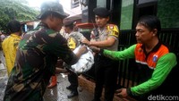 Para petugas gabungan bergotong-royong membersihkan sampah sisa banjir di kawasan Kecamatan Makassar, Jakarta Timur.