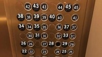 Tombol di lift ini punya penempatan yang acak. Akibatnya bikin bingung orang yang akan memencetnya. Istimewa/Dok. Boredpanda.