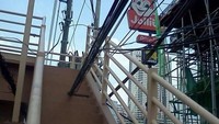 Tangga pejalan kaki ini ditembus kabel. Selian gagal, pemasangan kabel juga membahayakan. Istimewa/Dok. Boredpanda.