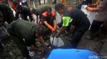 Anies Bersih-bersih Sampah Sisa Banjir Bareng Warga Jaktim