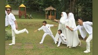 Rizky Febian mengunggah insta-story foto keluarganya itu bersama almarhum Lina. Dok. Instagram/rizkyfbian