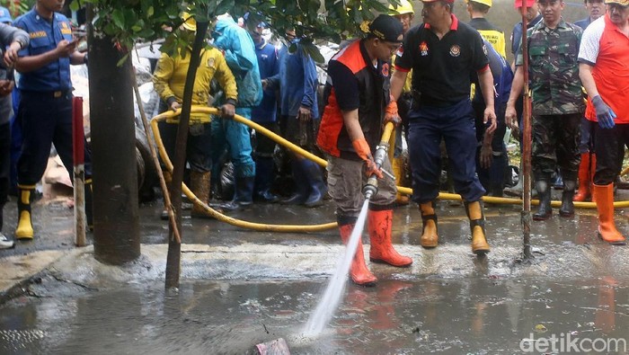 Gubernur DKI Jakarta Anies Baswedan ikut serta dalam kerja bakti bersama warga di Jakarta Timur. Anies nampak ikut bersihkan sampah berlumpur sisa banjir.