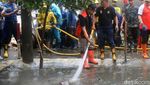 Anies Bersih-bersih Sampah Sisa Banjir Bareng Warga Jaktim