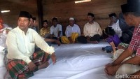 Setelah buah terkumpul, Tomakaka bertugas memimpin doa bersama, sebagai wujud syukur kepada Allah SWT dengan harapan buah-buahan hasil kebun di musim ini kembali melimpah. (Abdy Febriady/detikcom)