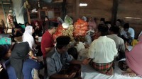 Warga Desa Riso, Kecamatan Tapango, Kabupaten Polewali Mandar menggelar tradisi yang biasanya berlangsung di rumah Tomakaka (Ketua Adat). (Abdy Febriady/detikcom)