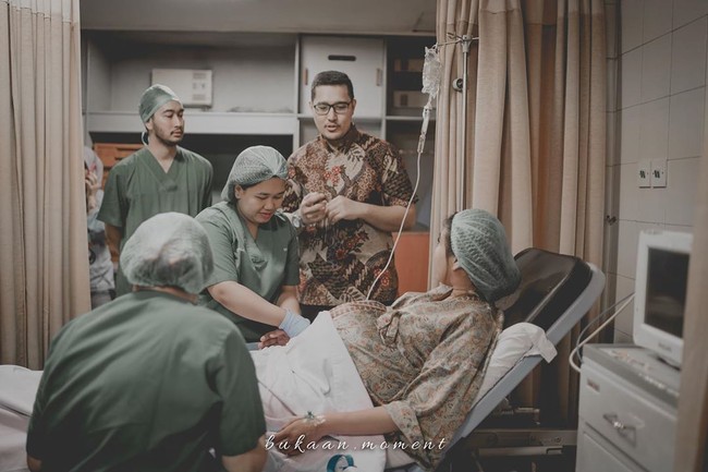 Ini momen sebelum Syahnaz dan sang suami Jeje Govinda bertemu kedua anak kembarnya yang berjenis kelamin laki-laki dan perempuan. Ini udh masuk preparation room buat persiapan operasinya... Rasanya semakin ga sabar buat ketemu babies... deg degan tapi super happyyyy mau ketemu babies, tulis wanita yang akrab disapa Nanas tersebut. Foto: Instagram @syahnazs