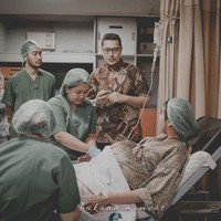 Ini momen sebelum Syahnaz dan sang suami Jeje Govinda bertemu kedua anak kembarnya yang berjenis kelamin laki-laki dan perempuan. Ini udh masuk preparation room buat persiapan operasinya... Rasanya semakin ga sabar buat ketemu babies... deg degan tapi super happyyyy mau ketemu babies, tulis wanita yang akrab disapa Nanas tersebut. Foto: Instagram @syahnazs