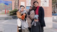 Ini momen Rizky Febian dan adik-adiknya saat berkunjung ke luar negeri bersama Lina. Dok. Instagram/putridelinaa