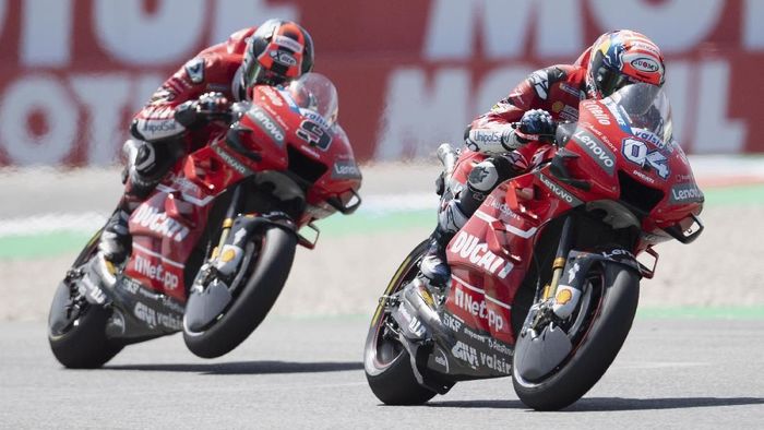 Andrea Dovizioso dan Danilo Petrucci punya hubungan baik di luar lintasan (Foto: Photo by Mirco Lazzari gp/Getty Images) Andrea Dovizioso dan Danilo Petrucci punya hubungan baik di luar lintasan (Foto: Photo by Mirco Lazzari gp/Getty Images)
