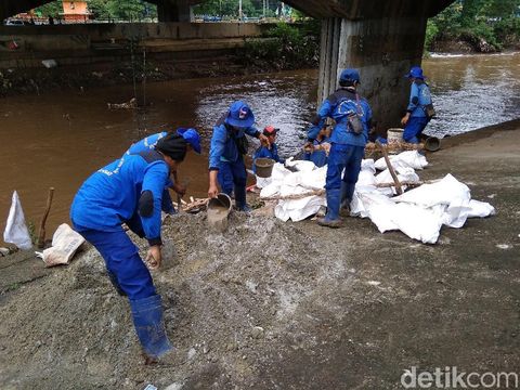 Lubang Rembesan di Tanggul Latuharhari Mulai Ditutup