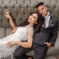 Kim Kurniawan yang bergabung sebagai pemain Persib Bandung sejak 2016 menikahi kekasihnya Elisabeth Novia Makalew pada 3 Januari 2020. Pernikahan Kim dan Elisa digelar di Kamaya Bali Weddings, Uluwatu, yang memiliki pemandangan indah lepas pantai. Foto: dok. Instagram @bridetsory