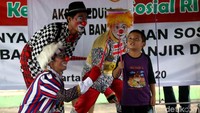Para badut tersebut juga turut serta mengajak salah satu anak bermain atraksi.