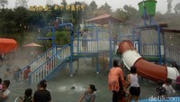 Di sini, traveler bisa berendam di kolam air belerang hangat yang bikin penat dan capek hilang. Sangat cocok buat kamu yang mau rileks sejenak dari kehidupan kota besar. (Hakim Ghani/detikcom)