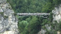 Meski memiliki pemandangan indah di bawahnya, jembatan Marienbruecke di Jerman, sebenarnya termasuk yang mengerikan. Di bawahnya terdapat air terjun disertai tebing yang curam. Istimewa/Dok. List25.