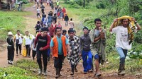 Longsor yang terjadi di Desa Sukajaya, Bogor, Jawa Barat, beberapa waktu lalu, membuat jalur transportasi menuju kawasan itu menjadi sulit diakses dan terisolir. Warga pun berbondong-bondong mengungsi.